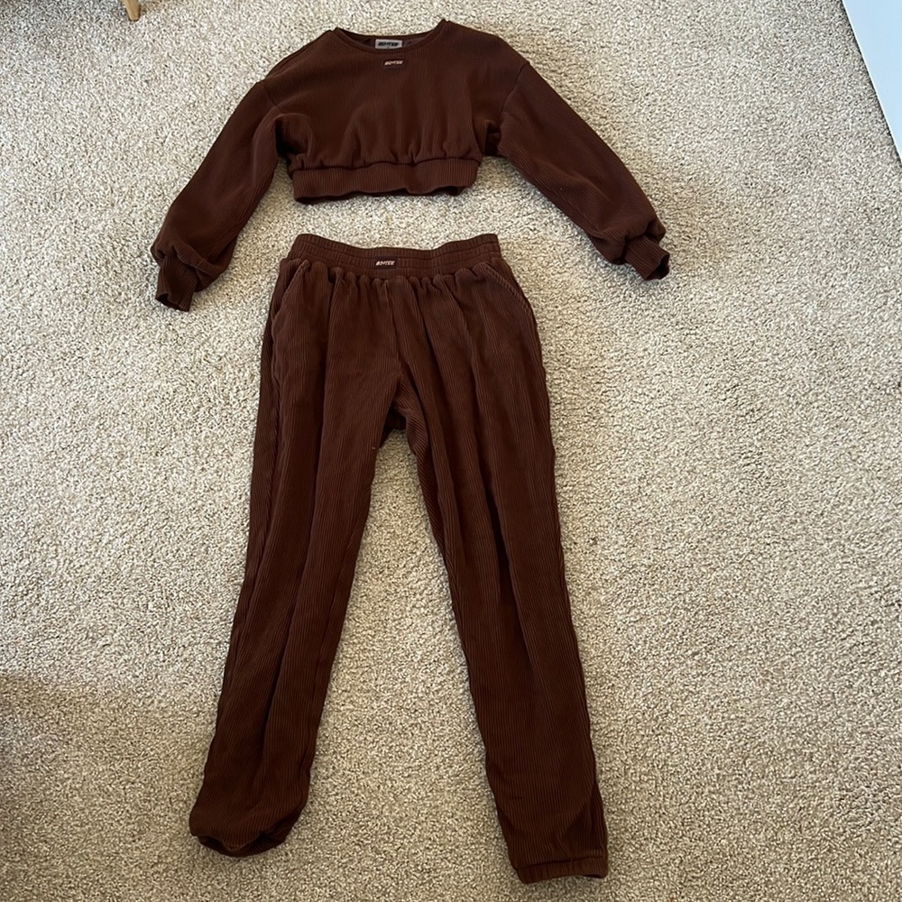 BO+TEE Maroon Lounge Set: Longsleeve top is S size. Sweatpants are M size.
